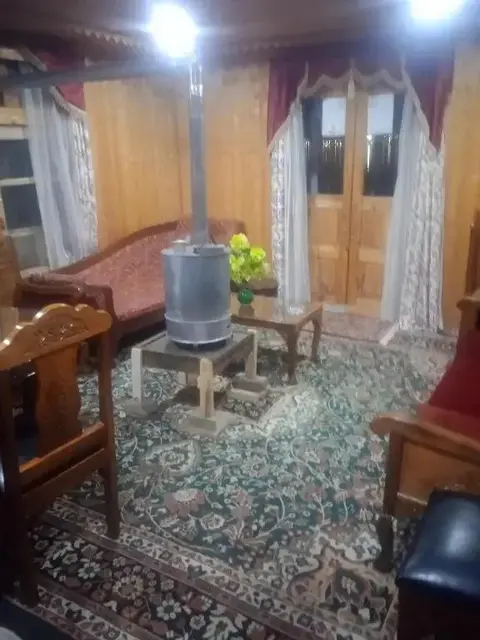 Шринагар: Mughal E Azam Houseboats