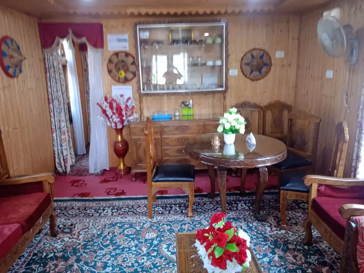 Шринагар: Mughal E Azam Houseboats