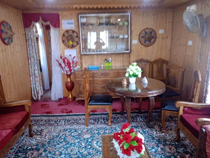 Шринагар: Mughal E Azam Houseboats