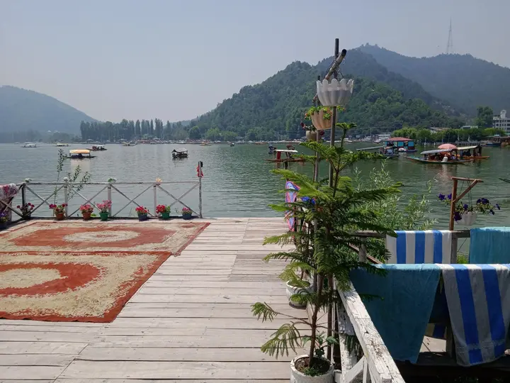 Шринагар: Mughal E Azam Houseboats