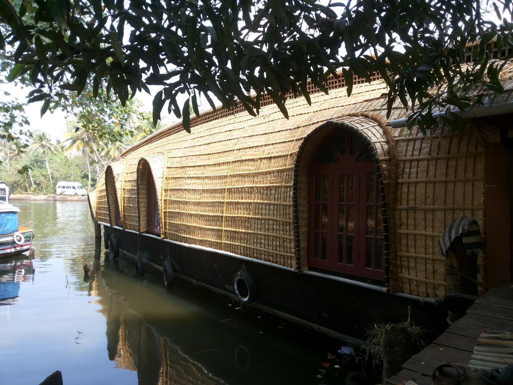 Кумараком: Skylark House Boats