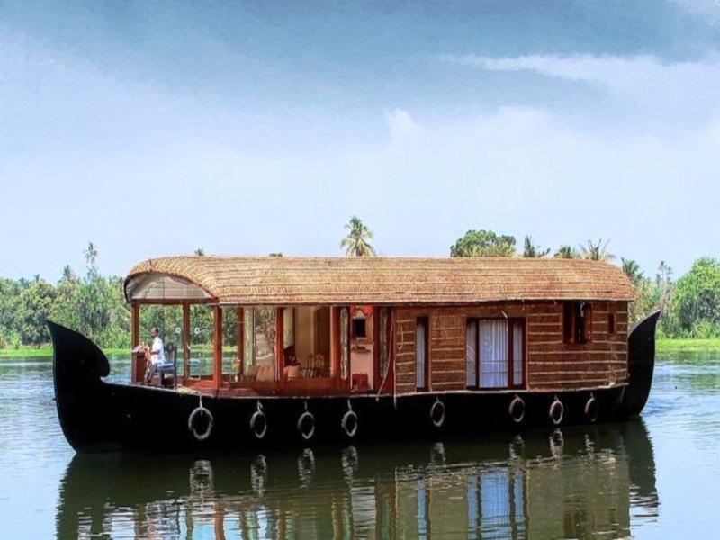 Мухамма: Alleppey Crystal Holidays, Houseboats