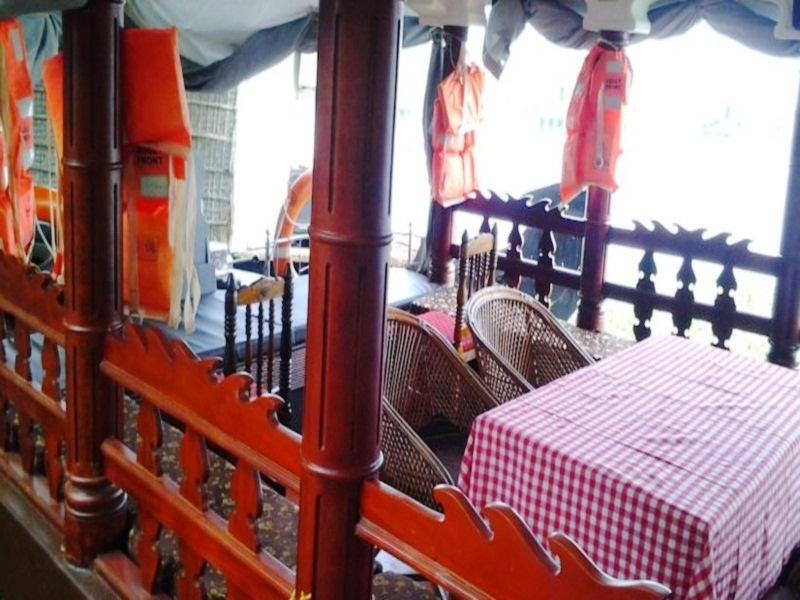 Мухамма: Alleppey Crystal Holidays, Houseboats