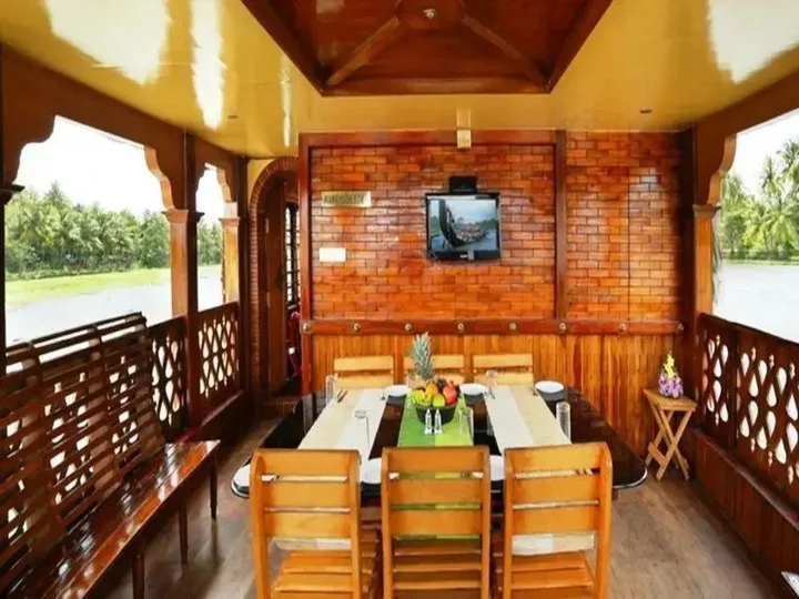 Кумараком: Rudra Houseboats