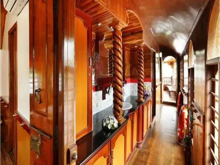 Кумараком: Rudra Houseboats