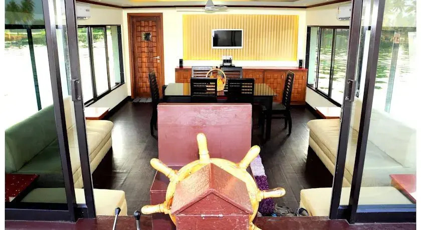 Аллеппи: Lavender Luxury Houseboat