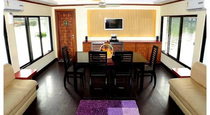 Аллеппи: Lavender Luxury Houseboat