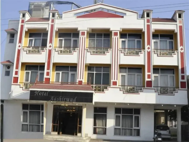 Катра: Hotel Aashirwad
