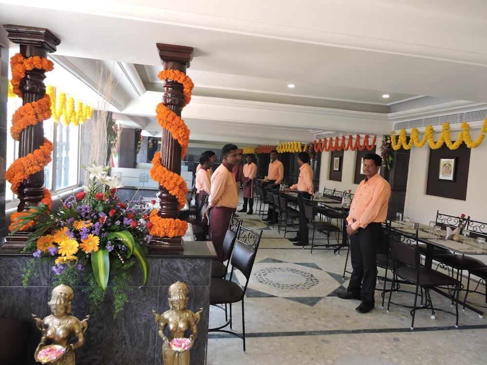 Тирупати: Hotel PLR Grand
