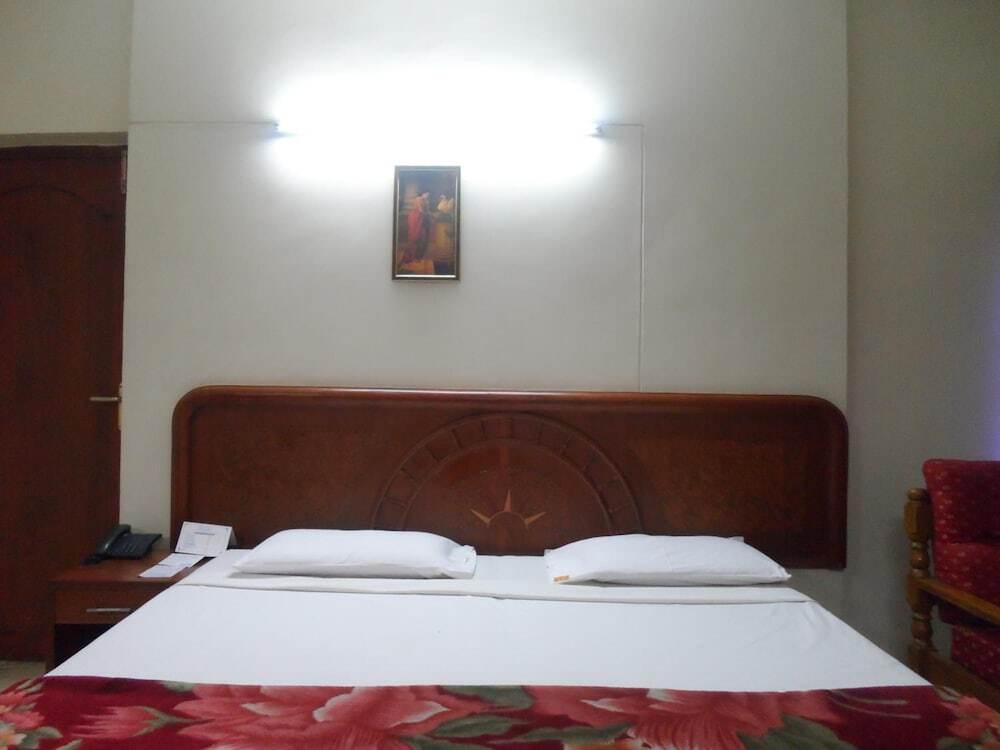 Тирупати: Hotel PLR Grand