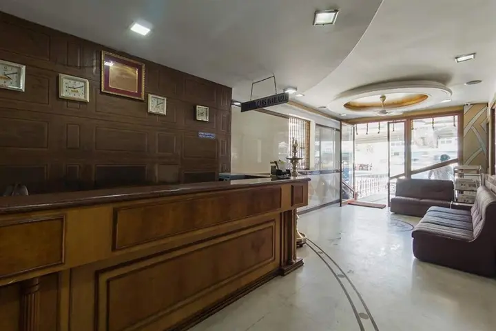 Маниячи: Hotel Aryaas Ressidence