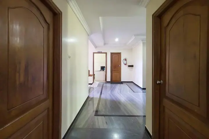 Маниячи: Hotel Aryaas Ressidence