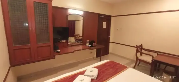 Маниячи: Hotel Aryaas Ressidence
