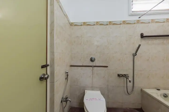 Маниячи: Hotel Aryaas Ressidence