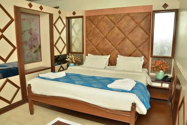 Маниячи: Hotel Aryaas