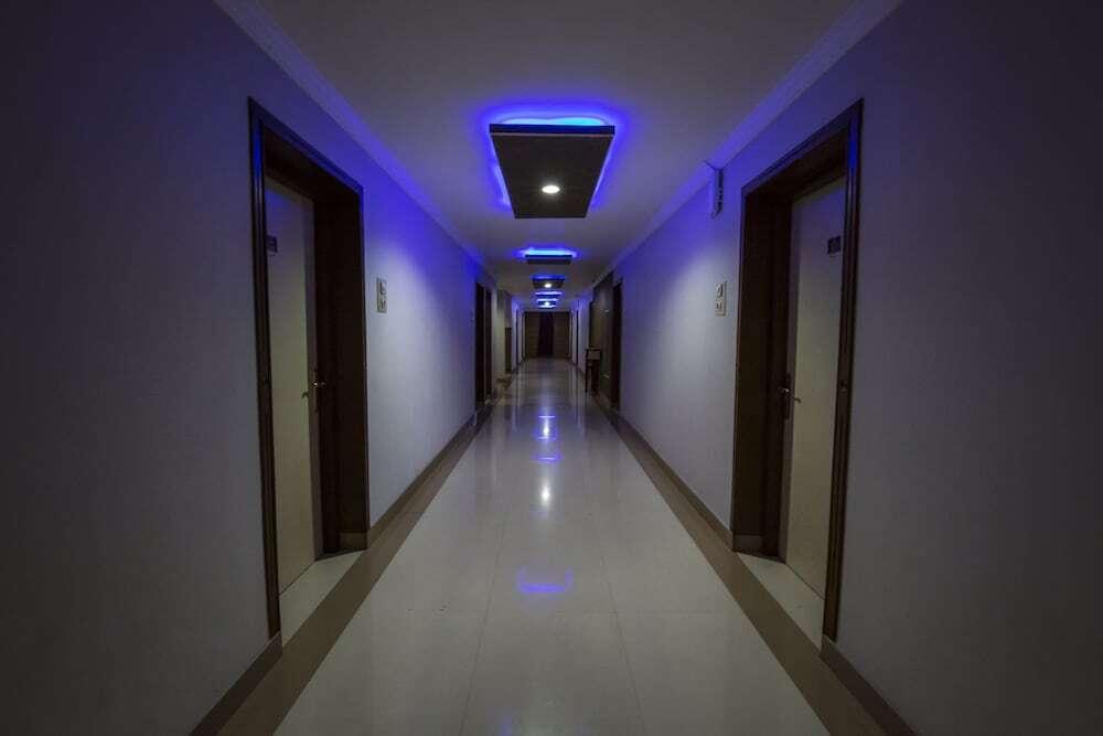 Маниячи: Hotel Aryaas