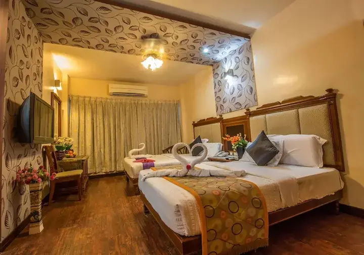 Маниячи: Hotel Aryaas