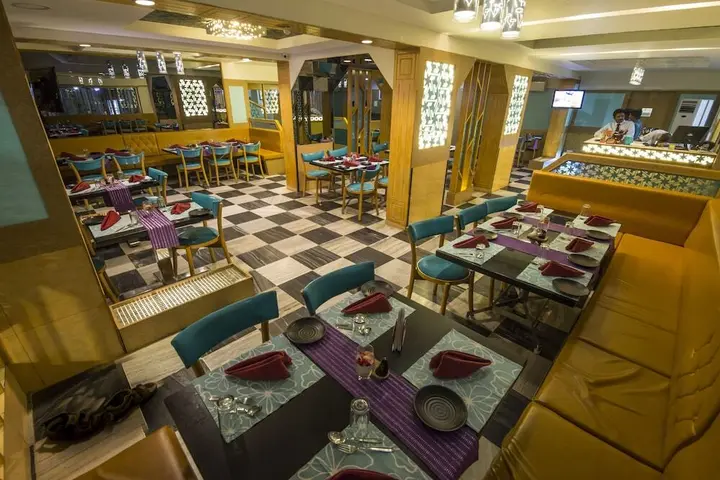 Маниячи: Hotel Aryaas