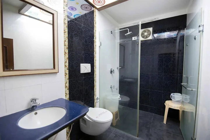 Маниячи: Hotel Aryaas