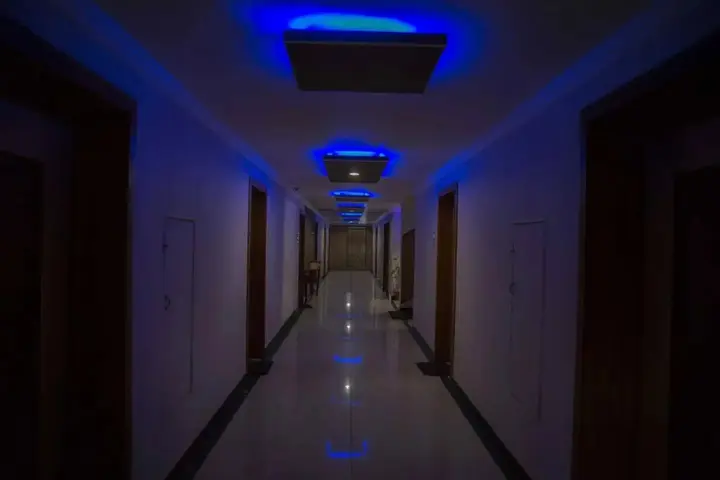 Маниячи: Hotel Aryaas
