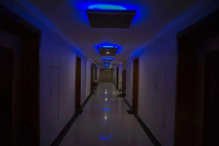 Маниячи: Hotel Aryaas