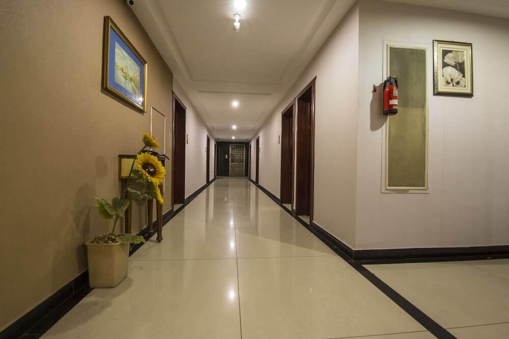 Маниячи: Hotel Aryaas