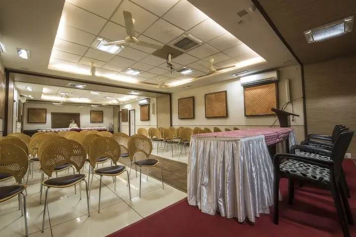 Маниячи: Hotel Aryaas
