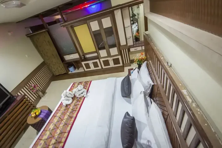 Маниячи: Hotel Aryaas