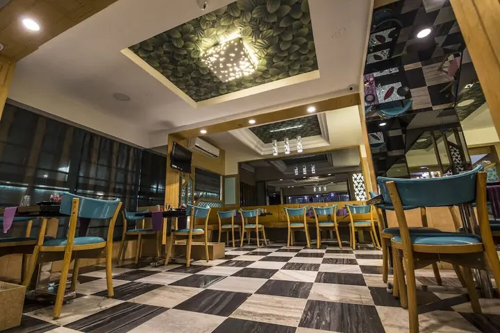 Маниячи: Hotel Aryaas
