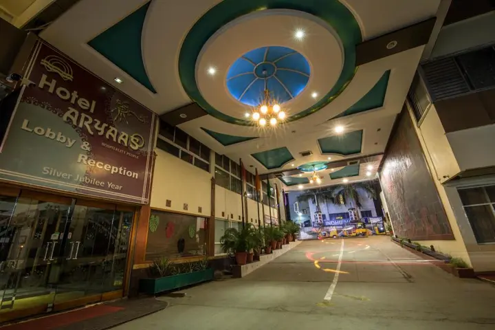 Маниячи: Hotel Aryaas