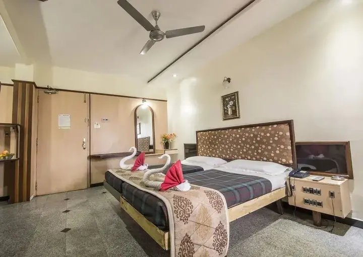 Маниячи: Hotel Aryaas
