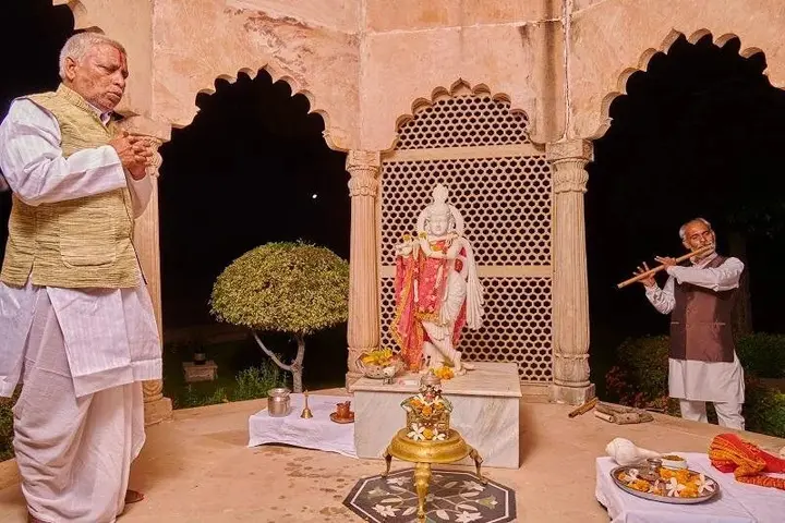 Кхаджурахо: The Lalit Traveller Khajuraho