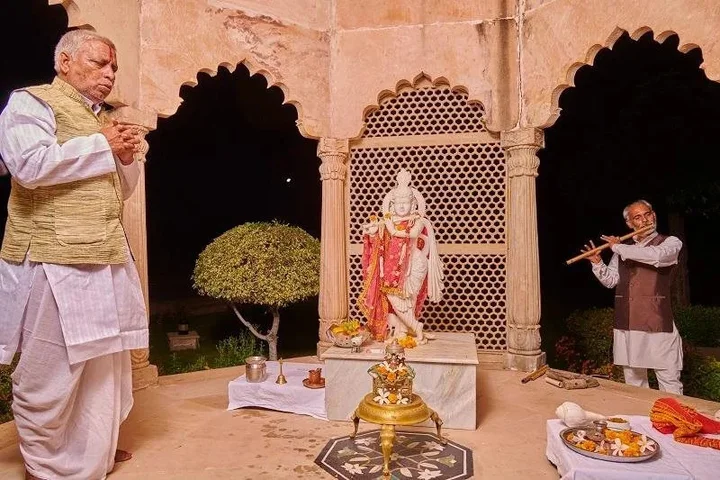 Кхаджурахо: The Lalit Traveller Khajuraho