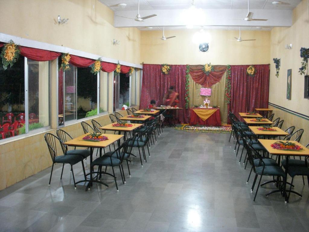Кхандва: Hotel Grand Barrack