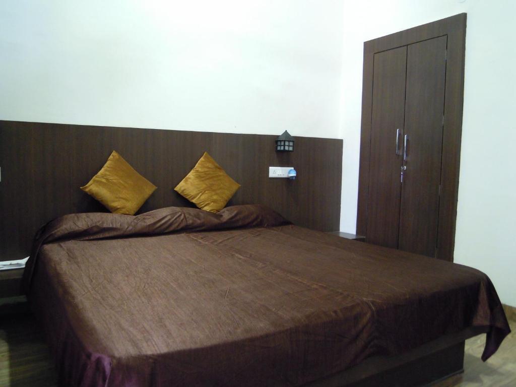 Кхандва: Hotel Grand Barrack
