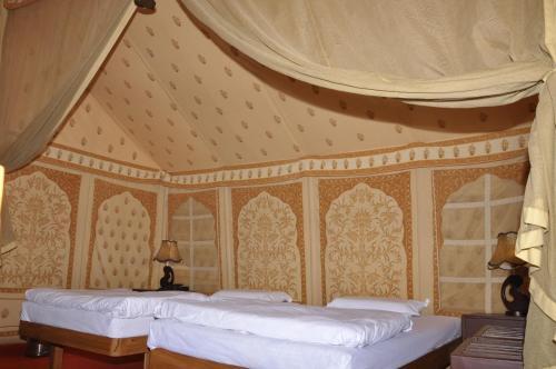 Фалоди: Kurja Camp