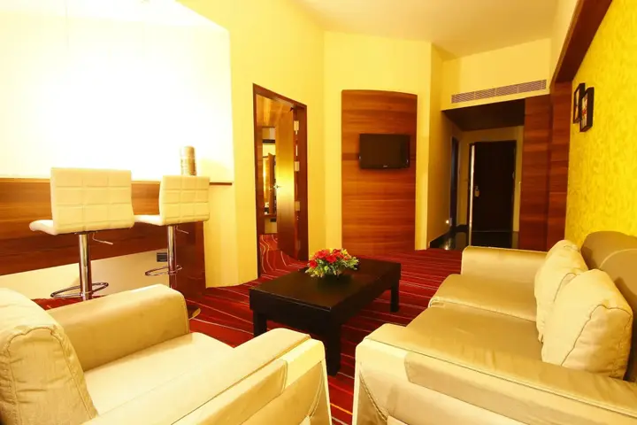 Салем: Grand Estancia
