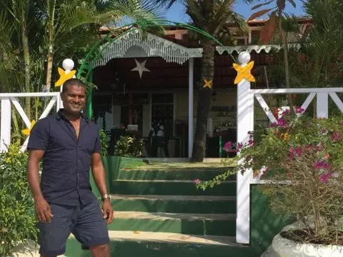 Бенаулим: Pele's Windsong Wood Cottage on the beach
