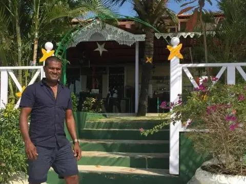 Бенаулим: Pele's Windsong Wood Cottage on the beach
