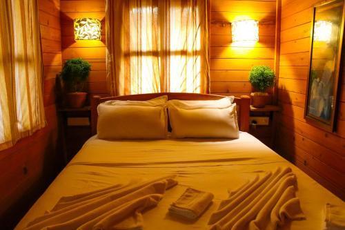 Бенаулим: Pele's Windsong Wood Cottage on the beach