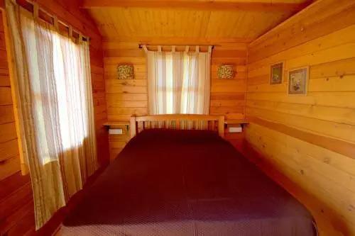 Бенаулим: Pele's Windsong Wood Cottage on the beach
