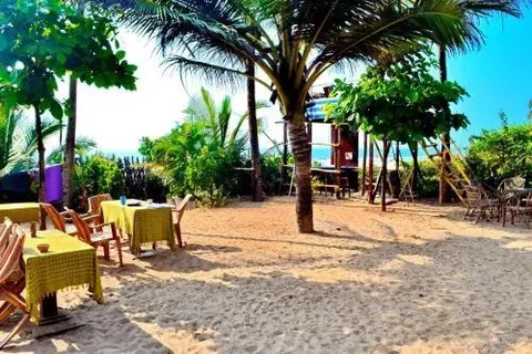 Бенаулим: Pele's Windsong Wood Cottage on the beach
