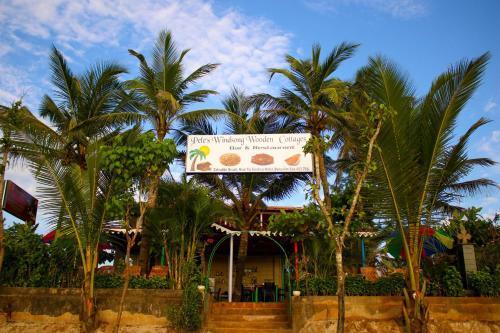 Бенаулим: Pele's Windsong Wood Cottage on the beach
