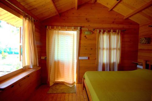 Pele's Windsong Wood Cottage on the beach — фото 2