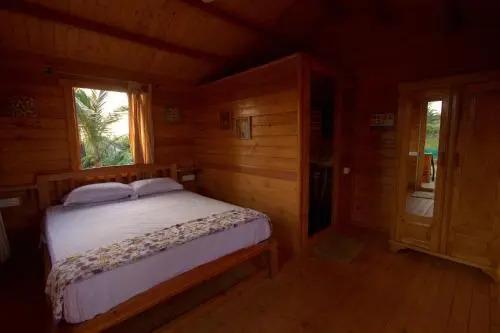Бенаулим: Pele's Windsong Wood Cottage on the beach