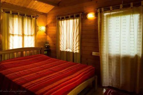 Бенаулим: Pele's Windsong Wood Cottage on the beach