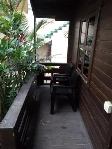 Бенаулим: Pele's Windsong Wood Cottage on the beach