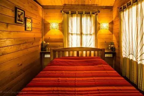 Бенаулим: Pele's Windsong Wood Cottage on the beach