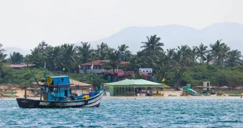 Бенаулим: Pele's Windsong Wood Cottage on the beach