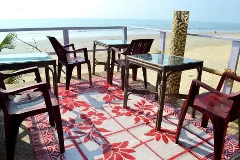 Бенаулим: Pele's Windsong Wood Cottage on the beach